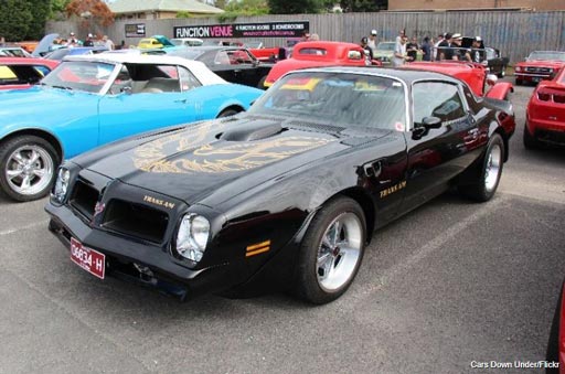 черно-золотой Firebird 1976 года