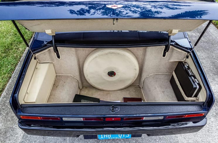 Aston Martin Lagonda 8